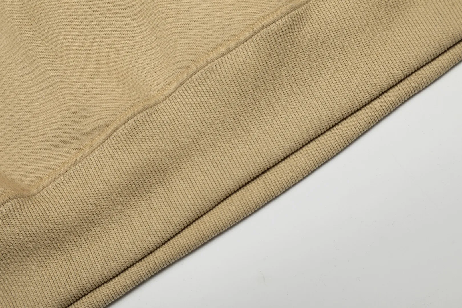 P250 Top quality" Style number: T5007# [Ralph Lauren solid color pony embroidered logo thickened velvet hooded sweatshirt] ✅Ralph Lauren classic basic versatile unisex autumn and winter velvet thickened hooded sweatshirt ✅Pure cotton high-gram velvet thickened fabric The upper body is comfortable and warm ✅The version is restored to the original version The maximum size can be worn up to 180 pounds Loose, comfortable and stress-free ✅The upper body is simple and easy to wear ootd must-have. Good-looking clothes are never picky. A must-have in couples’ wardrobes. Size: S-XL. Color: Black, Gray, Navy Khaki.